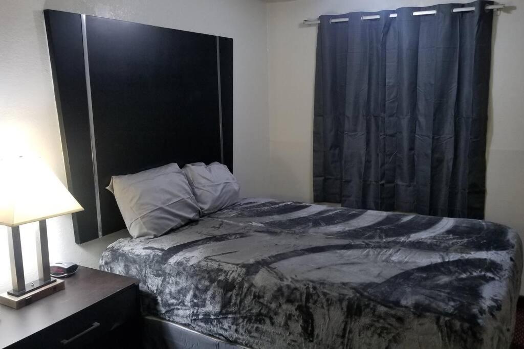 Hotel 2 Queen Beds Hotel Room 131 Wi-Fi Стилуотър Екстериор снимка