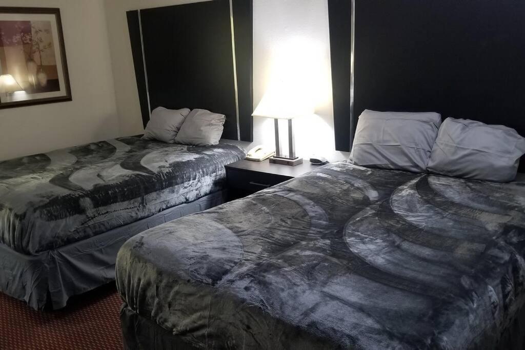 Hotel 2 Queen Beds Hotel Room 131 Wi-Fi Стилуотър Екстериор снимка